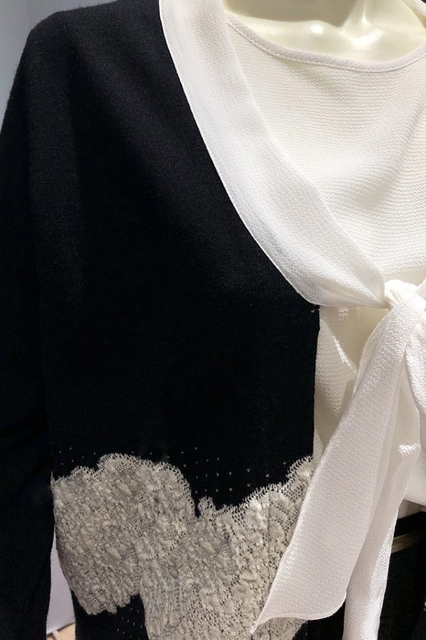 Dettaglio del foulard del cardigan Ida
