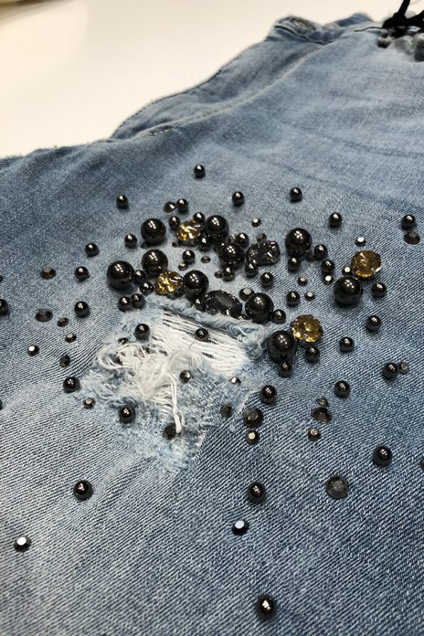 Dettaglio di perle e strass del jeans Kim