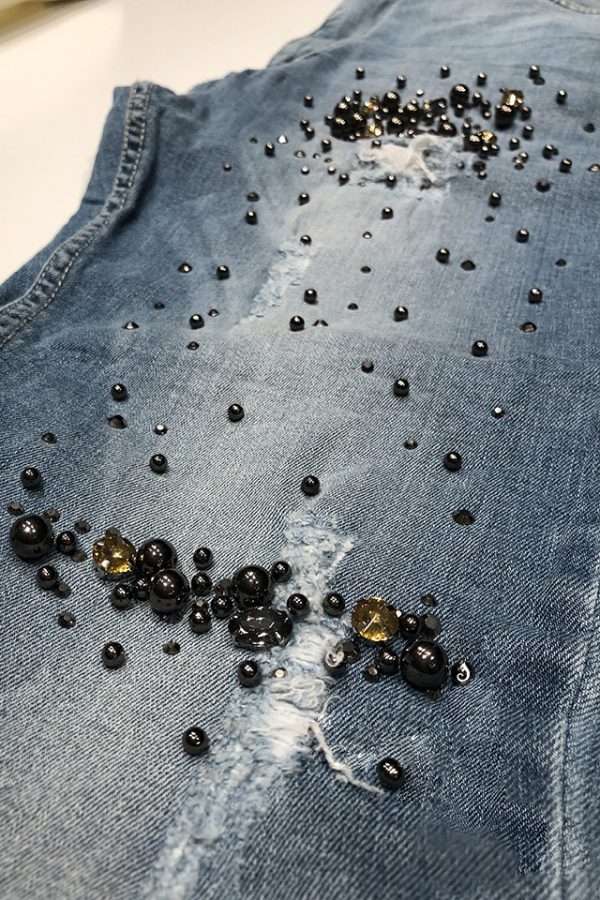 Dettaglio di perle e strass del jeans Kim
