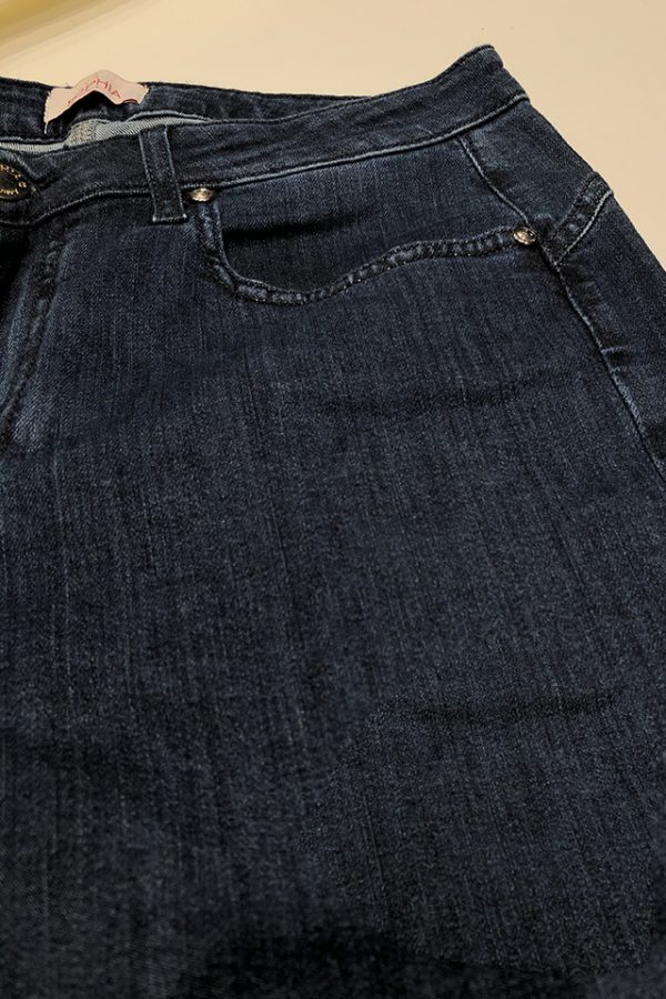 Dettaglio lavaggio del jeans Oscar