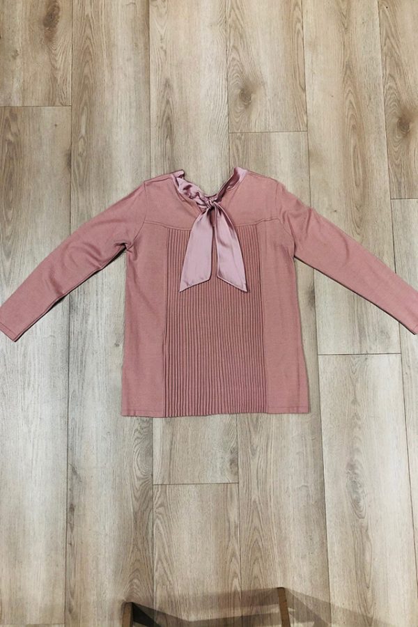 Dettaglio del fiocco del maglione Loris