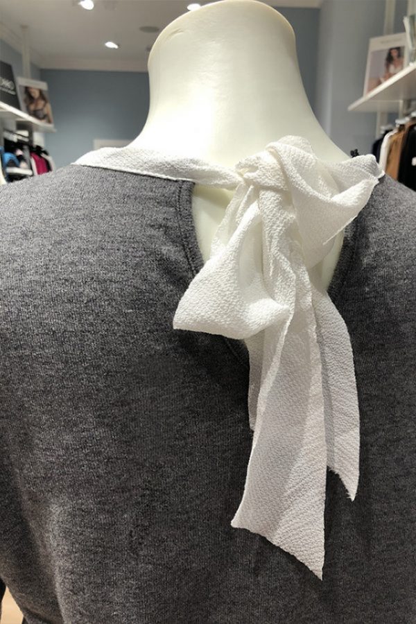 Dettaglio del fiocco del maglione Romeo